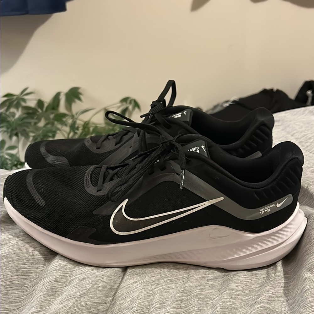 Nike Quest 5 Black and White Men’s Sneakers Size 11.5